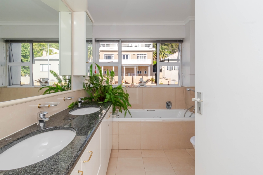 3 Bedroom Property for Sale in Sea Point Western Cape